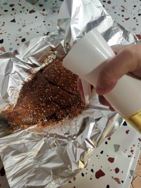 用喷油壶在鱼的两面喷油！