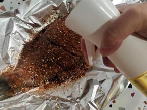 用喷油壶在鱼的两面喷油！