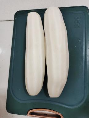 白萝卜削皮，清洗干净备用！