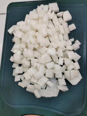 先切成条，再切成小丁备用！