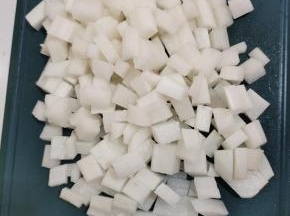 先切成条，再切成小丁备用！
