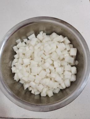 放入一大勺盐，抓拌均匀腌制30分钟！