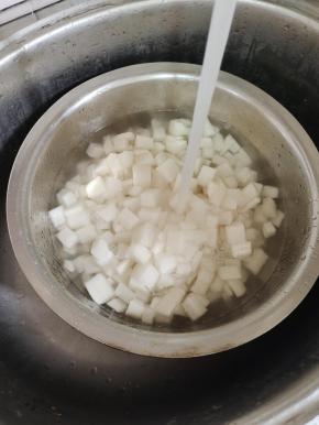 放在水中清洗几遍！