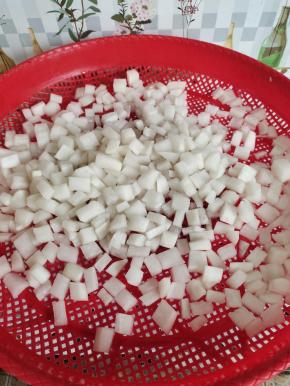 挤干水分，放在筛网里晾干水分！