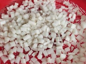 挤干水分，放在筛网里晾干水分！