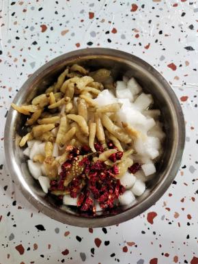 晾干水分的萝卜丁放入盆中，放入泡椒，小米辣(没有的可以用干红辣椒来代替！)，白糖，白醋，凉开水！(按照500克萝卜，放一袋泡椒，一把小米辣，白糖30克，白醋15克。凉开水半碗的比例来放！)