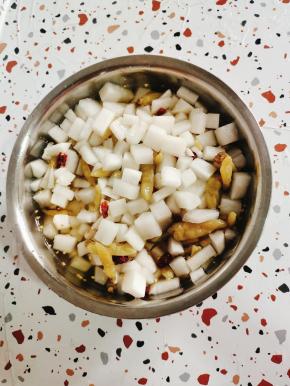 翻拌均匀腌制十分钟左右！