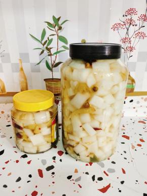 装在无油无水的玻璃瓶里，冰箱冷藏一天即可食用！