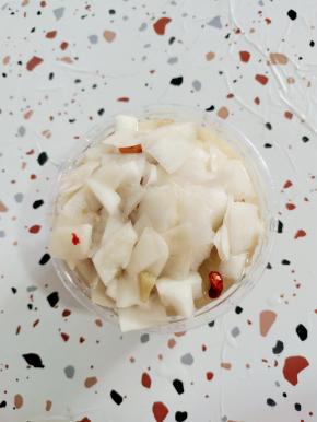 萝卜皮也不要扔了，按照同样的方法腌制出来，特别的酸辣脆爽。