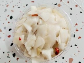 萝卜皮也不要扔了，按照同样的方法腌制出来，特别的酸辣脆爽。