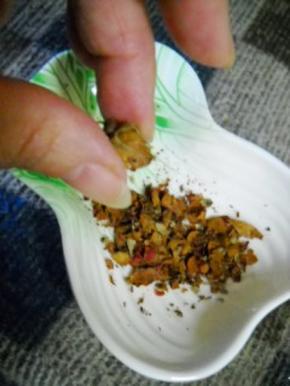 玫瑰花捏碎备用。