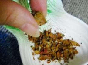 玫瑰花捏碎备用。