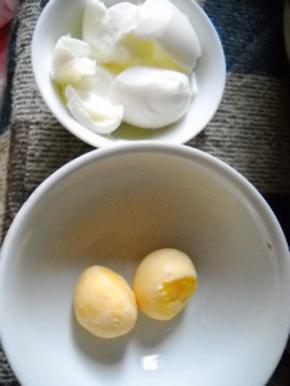 剥开咸蛋，将蛋白、蛋黄分开。