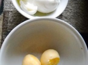 剥开咸蛋，将蛋白、蛋黄分开。