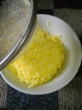 蛋黄过筛，成细末。