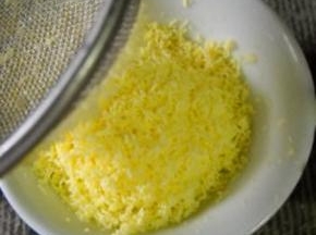 蛋黄过筛，成细末。