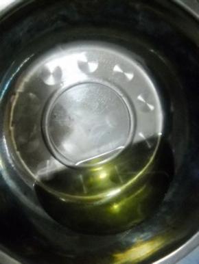 油倒入大碗中。