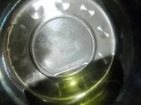 油倒入大碗中。