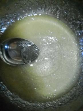 加入白糖调匀，至糖融化。