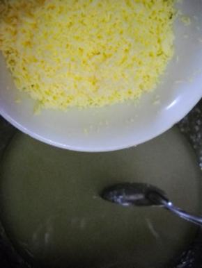 蛋黄倒入糖油混合物中。