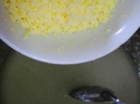 蛋黄倒入糖油混合物中。