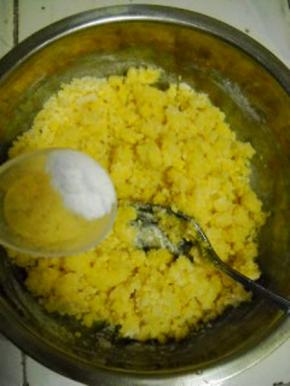 加入面粉，拌匀；加入苏打粉、盐拌匀。