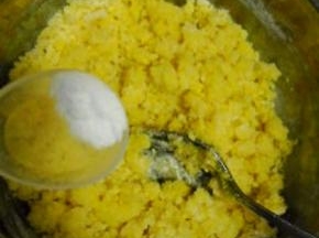 加入面粉，拌匀；加入苏打粉、盐拌匀。