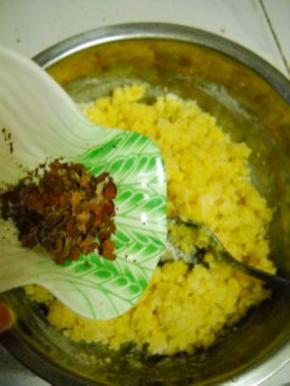 倒入玫瑰花碎。