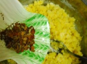 倒入玫瑰花碎。