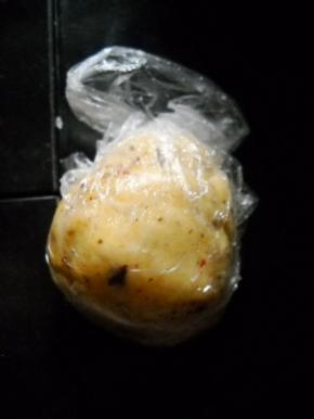 拌匀，捏成面团，静置一小时。