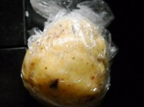 拌匀，捏成面团，静置一小时。