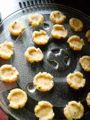 面团分小剂子，压成小饼状，入微波炉；高火叮1分钟；中高火叮1分钟。