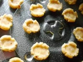 面团分小剂子，压成小饼状，入微波炉；高火叮1分钟；中高火叮1分钟。