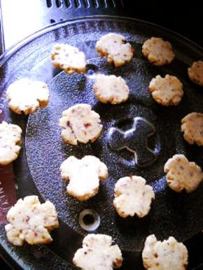 翻面，中高火1分钟即熟。