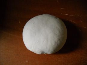 面粉和好成光滑面团，静置20分钟。