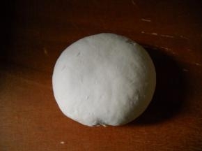 面粉和好成光滑面团，静置20分钟。