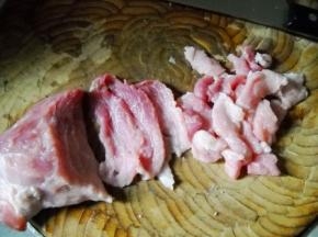 猪肉洗净切片。