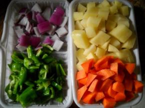 土豆、胡萝卜、青椒、洋葱洗净切小块备用。