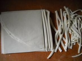 面团擀成大片，折叠好，切成条状。