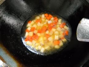 加入适量冷水（刚刚没过土豆），煮开。