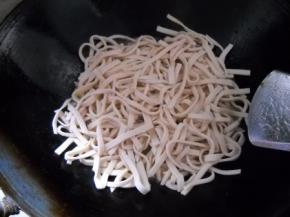 切好的手擀面均匀的码放在土豆上。