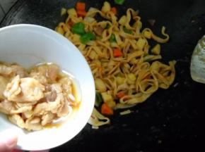 倒入猪肉片，炒匀。