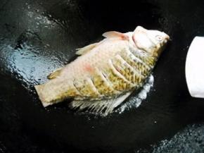 锅烧热，倒入2茶匙油，将鲫鱼两面煎一下。