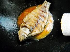 放入鲫鱼，加少许酱油、胡椒、少许水煮3分钟，翻面煮2分钟。