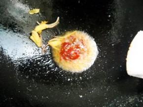 锅中余油爆姜片、洋葱丝，下郫县豆瓣，炒出红油