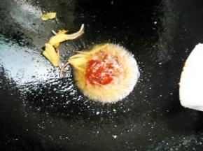 锅中余油爆姜片、洋葱丝，下郫县豆瓣，炒出红油