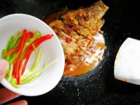 加入青红椒丝，稍收汤汁即可。