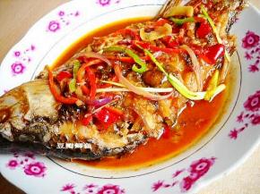 烧好的鲫鱼盛入盘中。