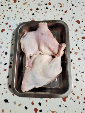 鸭腿用面粉抓拌均匀，揉搓几下，再用清洗清洗干净！这样烤出来的鸭腿才不会腥！