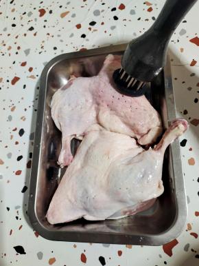 用扎孔器把鸭腿表面扎一些小洞，方便更好的腌制入味儿！(没有扎孔器的也可以用叉子或者牙签来扎孔！)